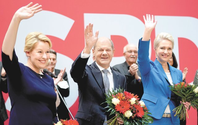 지난달 26일 독일 총선 및 지방선거에서 승리한 중도좌파 사회민주당의 핵심 인사들이 하루 뒤 수도 베를린 당사에서 활짝 웃으며 손을 흔들고 있다. 왼쪽부터 프란치스카 기파이 베를린 시장 당선자, 울라프 숄츠 당 대표, 마누엘라 슈베지크 메클렌부르크포어포메른 주지사 당선자. 기파이 당선자는 통일로 동베를린과 서베를린이 통합된 후 등장한 최초의 여성 시장이다. 슈베지크 당선자 또한 집권 기독민주당을 이끄는 앙겔라 메르켈 현 총리의 지역구이자 보수 성향이 짙은 메클렌부르크포어포메른에서 사민당 간판을 달고 뽑혔다. 베를린=AP 뉴시스