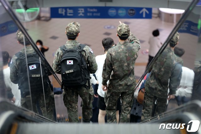 4일 오전 서울 중구 서울역에서 군 장병이 이동하고 있다. 2021.10.4/뉴스1 © News1