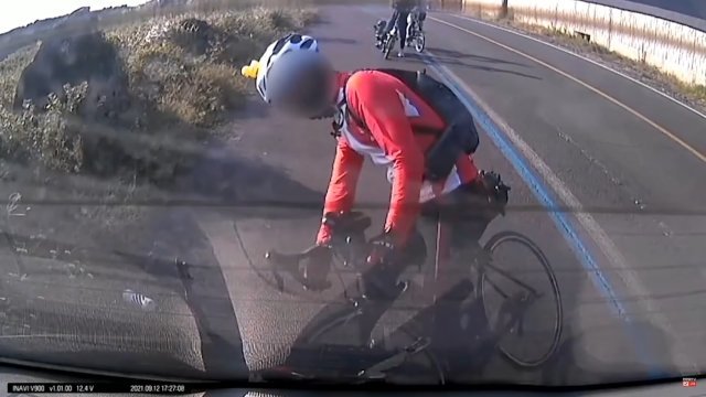 해안도로에 세워둔 차량을 들이받은 자전거 운전자. 유튜브 ‘한문철TV’ 갈무리
