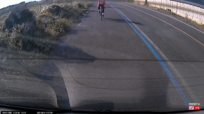 해안도로에 세워둔 차량을 들이받은 자전거 운전자. 유튜브 ‘한문철TV’ 갈무리