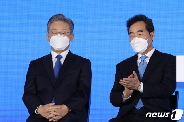 이재명 더불어민주당 대선 후보(왼쪽)와 이낙연 전 대표. 2021.10.10/뉴스1 © News1