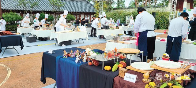 충남 공주알밤의 브랜드 확산과 소비 촉진 등을 위해 열린 2021 공주알밤 전국요리경연대회 참가자들이 16일 공주한옥마을 공방광장에서 열띤 요리 경합을 벌이고 있다. 이기진 기자 doyoce@donga.com