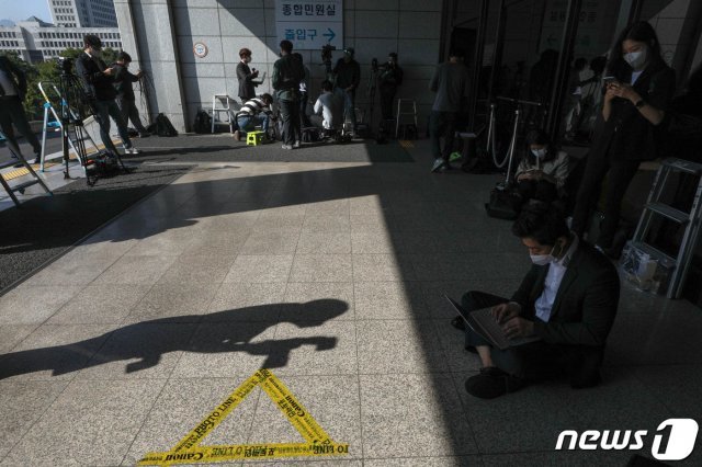 서울중앙지검 앞 설치된 포토라인 모습. 2021.10.1/뉴스1 © News1