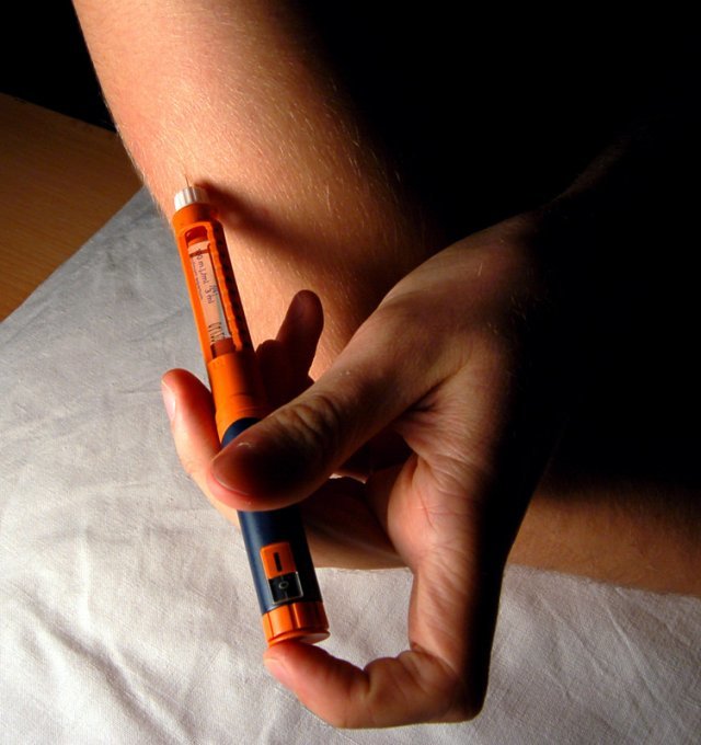 당뇨병 치료를 위해 인슐린이 든 펜형 주사기를 맞고 있다. 위키미디어 제공