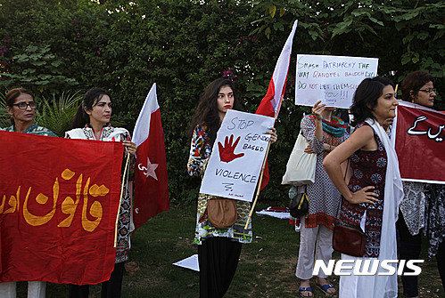 명예살인 반대 시위하는 파키스탄 여성