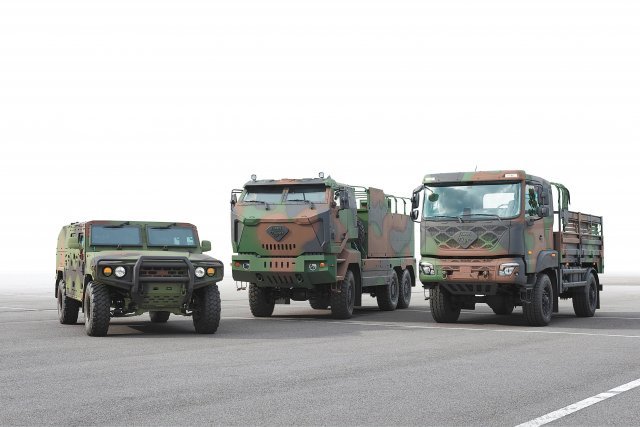 소형 및 중형 표준차량(왼쪽부터 소형전술차량, 5t 방탄킷 차량, 2.5t 중형 표준차량). 기아 제공