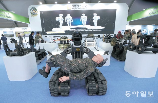 2019년에 열린 서울 ADEX 2019의 실내 전시관에서 공개된 육군의 구난로봇과 드론봇 전투체계. 동아일보DB