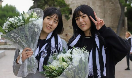 그리스 도착한 쌍둥이 자매 17일 그리스 테살로니키에 도착한 이재영(왼쪽), 이다영 자매가 그리스 여자프로배구 PAOK 테살로니키 구단으로부터 받은 꽃다발을 들고 미소 짓고 있다. 사진 출처 PAOK 인스타그램