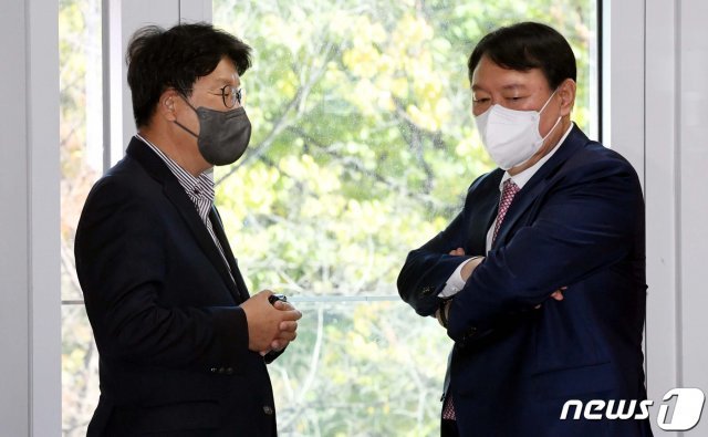 윤석열 국민의힘 대선 경선 후보가 지난 17일 오전 서울 여의도 국회 소통관에서 열린 주호영 의원 선거대책위원장 영입 기자회견에 앞서 권성동 종합상황본부장과 심각한 표정으로 대화하고 있다. © News1