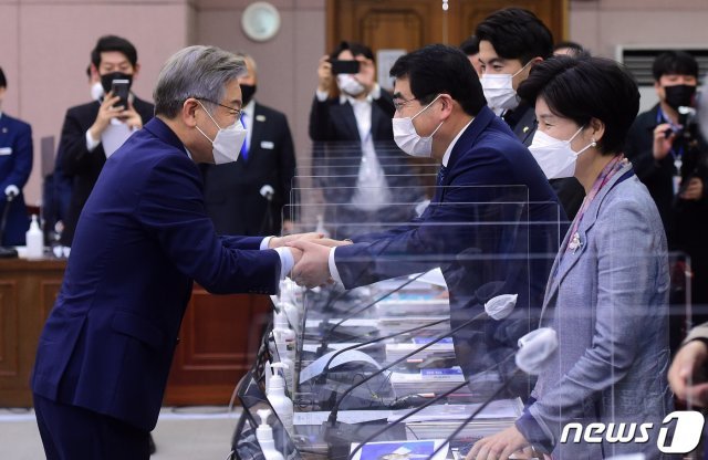 더불어민주당 대선 후보인 이재명 경기도지사가 18일 오전 경기도 수원시 경기도청에서 열린 국회 행정안전위원회의 경기도에 대한 국정감사에서 양기대 더불어민주당 의원과 인사 나누고 있다. 2021.10.18/뉴스1 © News1 국회사진취재단