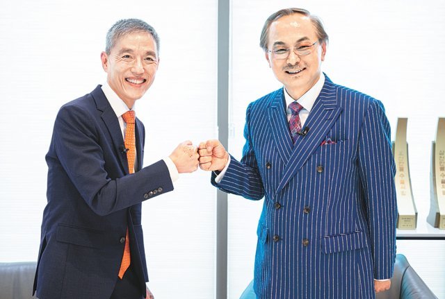서정인 한국컴패션 대표(왼쪽)와 박한길 애터미 회장.