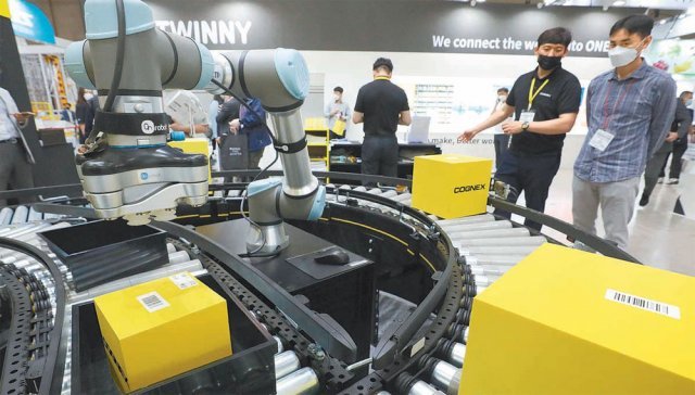경기 고양시 킨텍스에서 열린 ‘제11회 국제물류산업대전’에 인공지능(AI)이 탑재된 협동로봇들이 전시돼 있다. 이 로봇들은 물류창고에서 입고, 저장 출고 등을 자동화하는 데 쓰인다. 고양=뉴스1