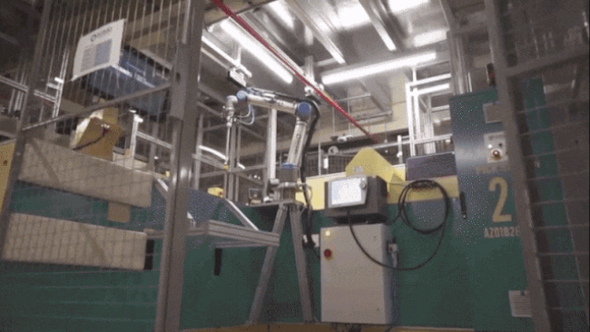 오카도 중앙물류센터(CFC)에서 오카도가 자체 개발한 로봇이 상품을 집어 나르는 모습. 오카도솔루션 제공