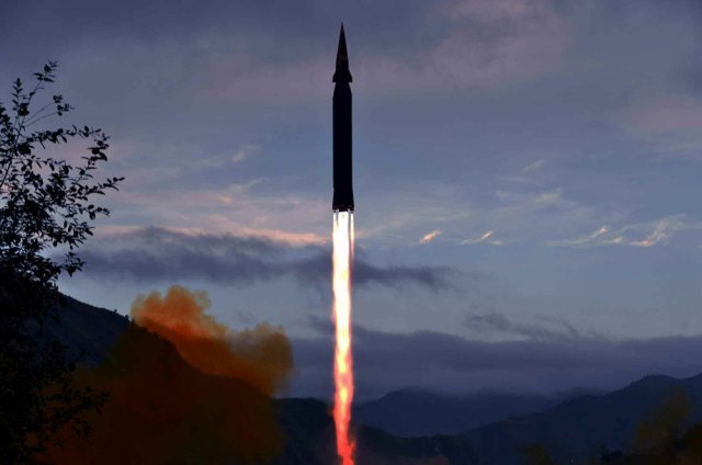 북한이 지난달 시험발사에 성공했다고 주장하는 극초음속 미사일 ‘화성 8형‘의 발사 모습. 뉴시스