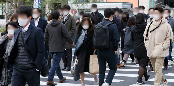 서울 종로구 광화문 네거리에서 두꺼운 겨울옷을 챙겨 입은 시민들이 출근길 발걸음을 재촉하고 있다./뉴스1 © News1