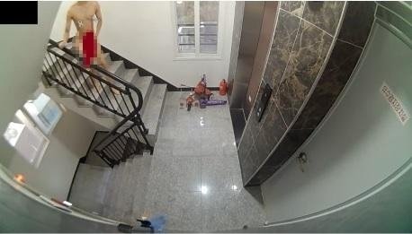 지난 18일 오후 5시40분쯤 한 남성이 알몸 상태로 빌라 계단을 오르락내리락하며 음란행위를 하는 모습이 CCTV에 포착됐다. (온라인 커뮤니티 ‘보배드림’ 갈무리) © 뉴스1