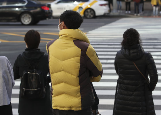 전국에 때이른 추위가 찾아온 18일 오전 울산 남구 한 거리에서 두꺼운 복장을 한 시민들이 몸을 웅크리고 있다. 2021.10.18/뉴스1 © News1