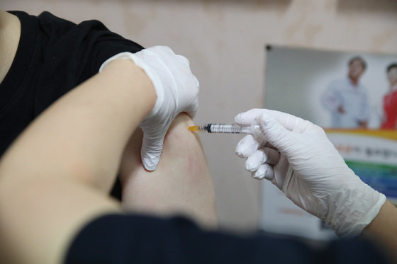 11일 오전 서울 종로구의 한 의원에서 시민이 얀센 백신접종을 하고 있다. 2021.6.11/뉴스1 © News1