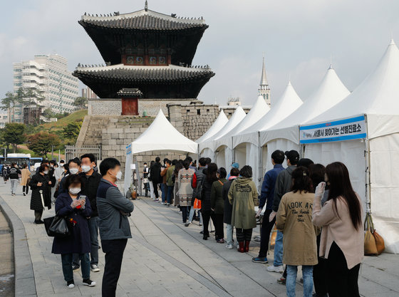 동대문종합시장에서 코로나19 집단 감염이 발생한 19일 서울 종로구 흥인지문 옆에 마련된 찾아가는 선별검사소에서 시민들이 줄 서 있다. 2021.10.19/뉴스1 © News1