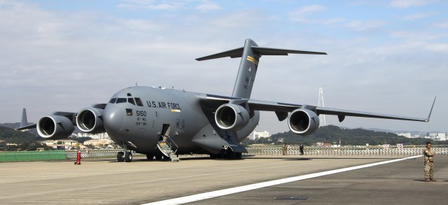 미 공군이 보유한 대형 수송기 C-17. 최대 수송력은 병력 134명, 혹은 화물 49.9t입니다.