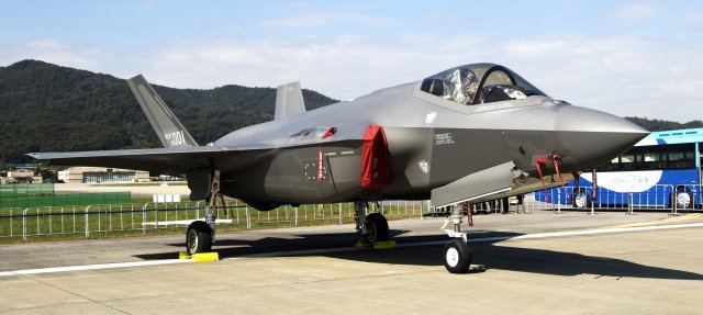 우리 공군 소속 최신예 전투기 F-35.
