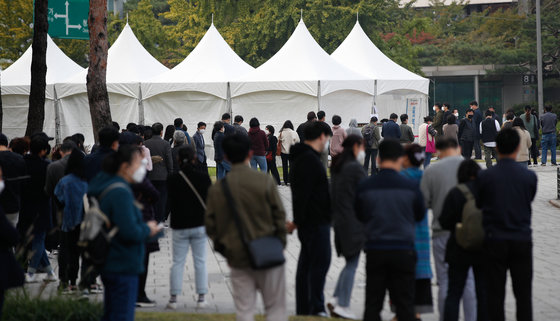 동대문종합시장에서 코로나19 집단 감염이 발생한 19일 서울 종로구 흥인지문 옆에 마련된 찾아가는 선별검사소에서 시민들이 줄 서 있다. 2021.10.19/뉴스1 © News1