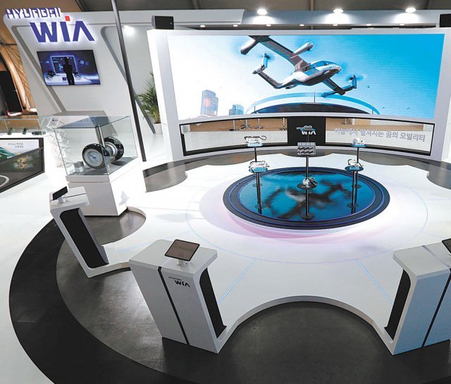 19일 경기 성남시 서울공항에서 개막한 ‘ADEX 2021’의 현대위아 부스에 도심항공모빌리티용 지상주행장치 ‘E택싱’(왼쪽)과 관련 부품이 전시돼 있다. 현대위아 제공