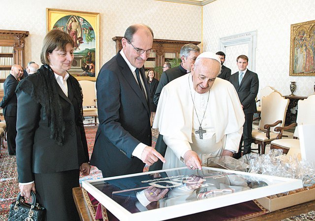 장 카스텍스 프랑스 총리(가운데)에게서 리오넬 메시(파리 생제르맹) 유니폼을 선물 받고 기뻐하는 프란치스코 교황(오른쪽). 바티칸=AFP