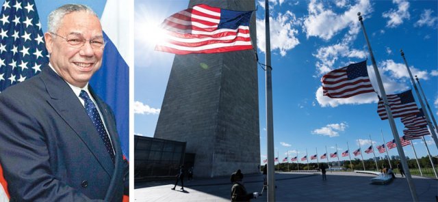18일 미국 수도 워싱턴의 워싱턴기념탑 인근에 이날 코로나19 합병증으로 사망한 콜린 파월 전 국무장관(왼쪽 사진)을 애도하는 조기가 걸려 있다. 워싱턴=AP 뉴시스