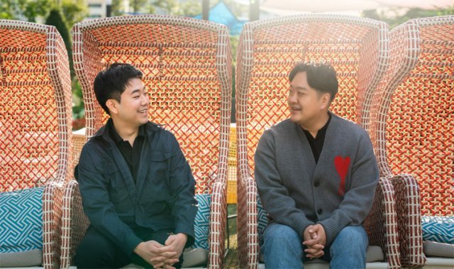 tvN 예능 프로그램 ‘유 퀴즈 온 더 블럭’을 공동 연출한 박근형(왼쪽)·김민석 PD. 김 PD는 “3년 동안 방송을 할 수 있다는 것 자체가 감격스럽고 감사하다”고 말했다. CJ ENM 제공