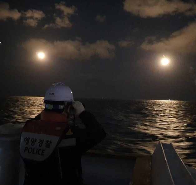 전북 군산시 어청도 남서쪽 124km 해상에서 중국어선 1척이 전복돼 해경이 수색 구조중이다.(군산해경 제공)2021.10.20/ⓒ 뉴스1