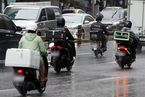 쿠팡이츠가 배달원의 위치 정보를 과도하게 수집하고 있다는 지적이 나왔다. 이에 국회에서는 위치정보 수집·이용을 필요한 최소한의 범위로 제한하는 원칙을 도입하는 법안이 19일 발의됐다. 2021.8.31/뉴스1 © News1 황기선 기자