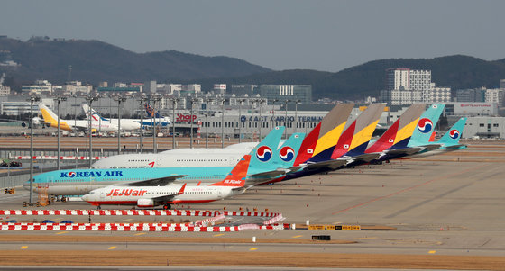 인천국제공항에 항공기들이 세워져 있다.  /뉴스1 © News1