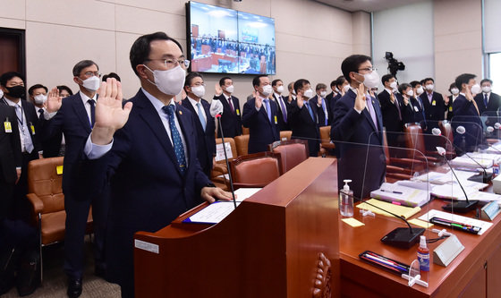 문승욱 산업통상자원부 장관을 비롯한 피감기관장들이 20일 서울 여의도 국회에서 열린 산업통상자원중소벤처기업위원회의 산업통상자원부 등에 대한 종합감사에서 선서를 하고 있다. 2021.10.20/뉴스1 © News1