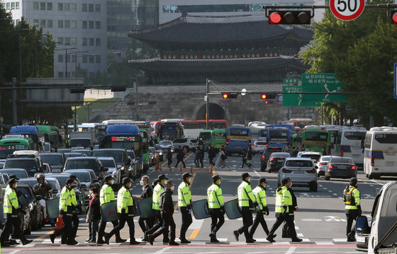 20일 오전 서울 중구 남대문 인근에서 경찰들이 분주히 움직이고 있다.  2021.10.20/뉴스1 © News1