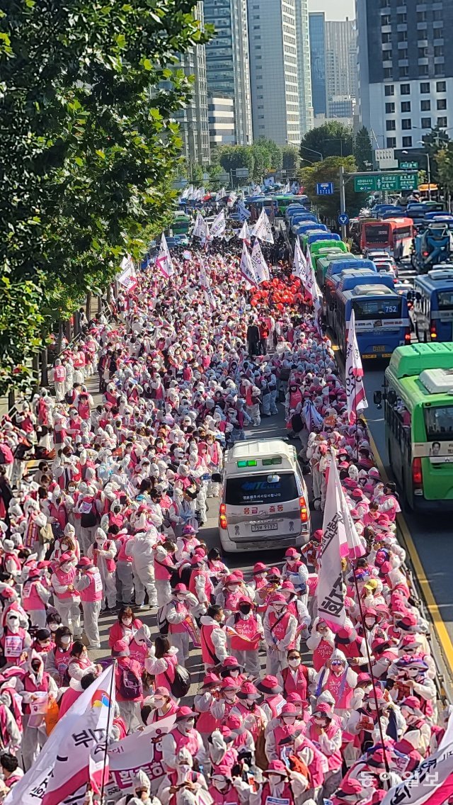 전국민주노동조합총연맹의 대규모 총파업 집회에 참석한 노조원들이 20일 오후 서울 서대문역 사거리에서 독립문 방향으로 도로를 차단한 채 행진하고 있다.사진 박영대 기자 sannae@donga.com