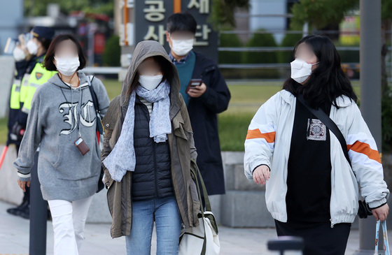 일교차가 큰 날씨가 이어진 20일 오전 서울시내에서 시민들이 외투를 입은 채 발걸음을 재촉하고 있다. 2021.10.20/뉴스1 © News1