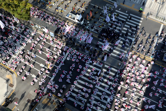총파업에 돌입한 민주노총 조합원들이 20일 서울 서대문사거리에서 대규모집회를 하기 위해 모여들고 있다. 2021.10.20/뉴스1 © News1