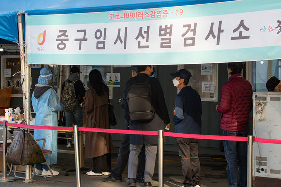 20일 서울역광장에 마련된 신종 코로나바이러스 감염증(코로나19) 중구 임시선별검사소를 찾은 시민들이 검체 검사를 기다리고 있다./뉴스1 ⓒ News1 유승관 기자