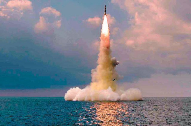 북한이 20일 공개한 신형 잠수함발사탄도미사일 시험발사 모습. ‘북한판 이스칸데르’를 수중발사형으로 개량한 것으로 노동신문은 전날 8·24영웅함에서 발사에 성공했다고 밝혔다. 김정은 북한 국무위원장은 참관하지 않았다. 노동신문 뉴스1