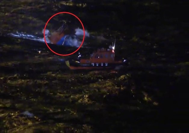 20일 오후 독도 북동쪽 168㎞ 해역에서 72톤급 홍게잡이 어선이 전복되는 사고가 발생했다. 해경이 급파한 경비함정이 높은 파고를 뚫고 사고 선박에 접근하고 있다.(동해해양경찰청 제공) 2021.10.20/뉴스1