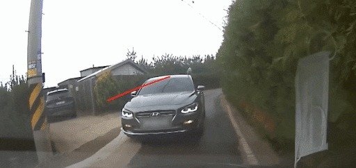 좁은 골목길에서 양보 운전 없이 밀어 붙이는 운전자. (유튜브 ‘한문철TV’ 영상 갈무리) © 뉴스1