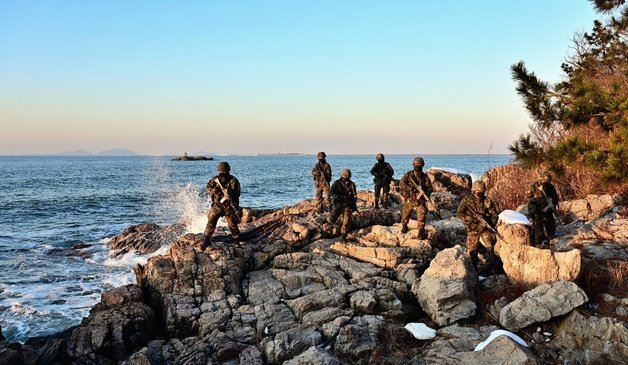 훈련하는 35사단 장병들(육군35사단 제공)2021.10.21/© 뉴스1