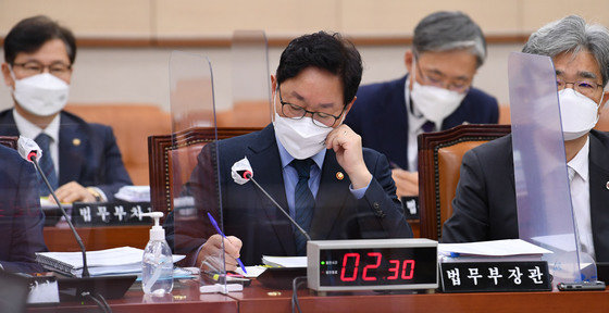 박범계 법무부장관이 21일 서울 여의도 국회에서 열린 법제사법위원회의 감사원, 법무부, 대법원, 헌법재판소, 법제처, 공수처에 대한 국정감사에서 의원들의 자료 제출 요구를 듣고 있다. 2021.10.21/뉴스1 © News1