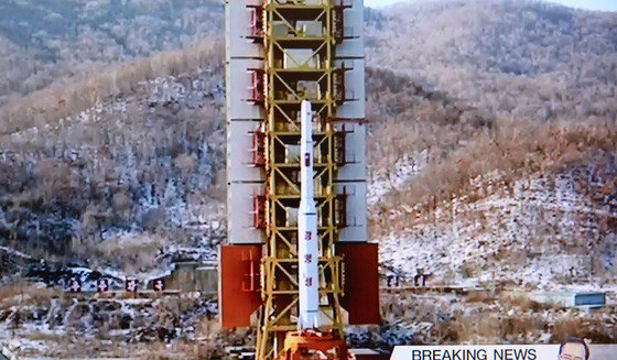 북한이 지난 2016년 2월7일 발사한 지구관측위성 ‘광명성 4호’의 발사 직전 모습. (YTN 화면) 2016.2.7/뉴스1 © News1
