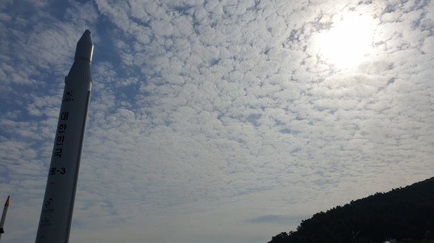 나로우주센터 누리호 발사 현장 프레스 센터에서 21일 오전 10시께 바라본 하늘의 모습, 왼쪽의 구조물은 나로호 모형. 20201.10.21 © 뉴스1
