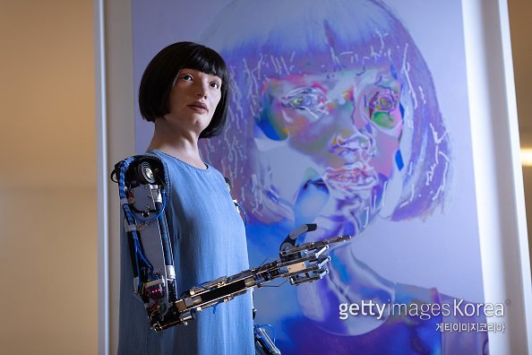 세계 최초 그림을 그리는 로봇 예술가 ‘아이다’(Ai-Da). ⓒ게티이미지