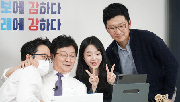 이기인 대변인(왼쪽부터), 유승민 후보, 유담씨, 유훈동씨 (유승민 캠프 제공) © 뉴스1