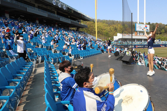 11일 오후 ‘2021 프로야구 신한은행 SOL KBO리그’ 삼성 라이온즈와 kt 위즈의 경기가 열린 대구 삼성라이온즈파크를 찾은 야구팬들이 치어리더의 응원과 함께 경기를 관람하며 휴일을 만끽하고 있다. 2021.4.11/뉴스1 © News1