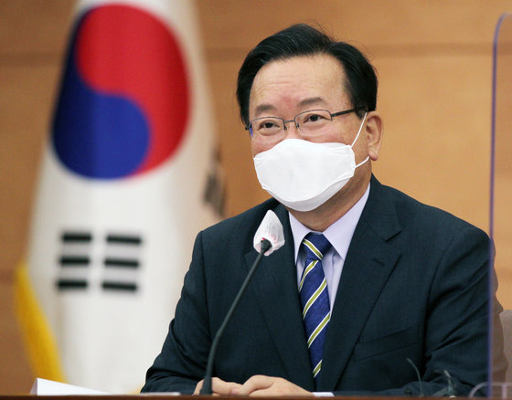 김부겸 국무총리가 지난 13일 서울 종로구 정부서울청사 별관에서 열린 제1차 코로나19 일상회복지원위원회에서 모두 발언을 하고 있다. 2021.10.13/뉴스1 © News1